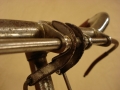Soportes y muelles que permiten el accionamiento de las levas y varillas | Bicicleta Orbea antigua de varillas años 40 restaurada