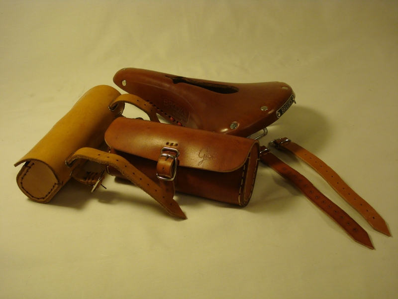 Bolsa_cuero_sillín_Brooks_miel_tonalidad_natural_accesorios_bicicleta_antigua_clasica_01