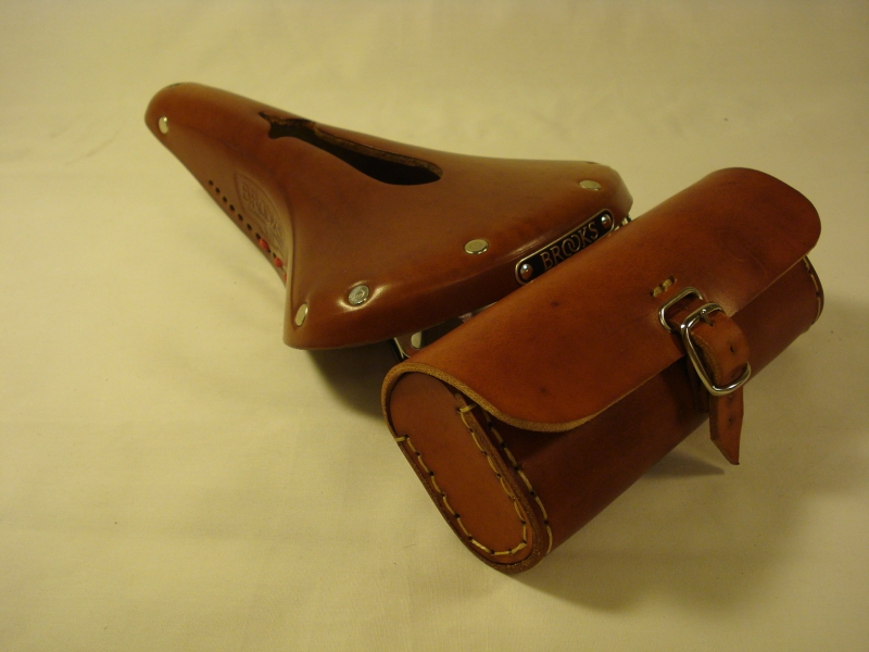 Bolsa_cuero_sillín_Brooks_miel_tonalidad_natural_accesorios_bicicleta_antigua_clasica_03