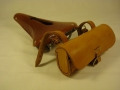 Bolsa_cuero_sillín_Brooks_miel_tonalidad_natural_accesorios_bicicleta_antigua_clasica_02