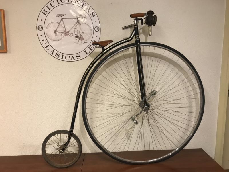 Penny_farthing_velocipedo_bicicleta_antigua_rueda_grande_seguridad_circo_coleccion_cuero_restaurada_clasica_alquiler_Bicicletas_Clasicas_Leo_001