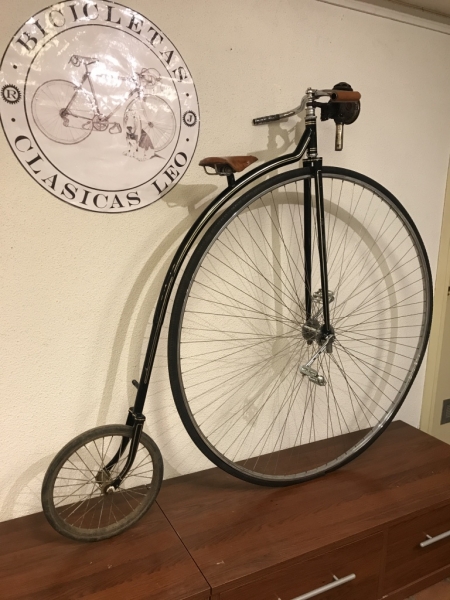 Penny_farthing_velocipedo_bicicleta_antigua_rueda_grande_seguridad_circo_coleccion_cuero_restaurada_clasica_alquiler_Bicicletas_Clasicas_Leo_003