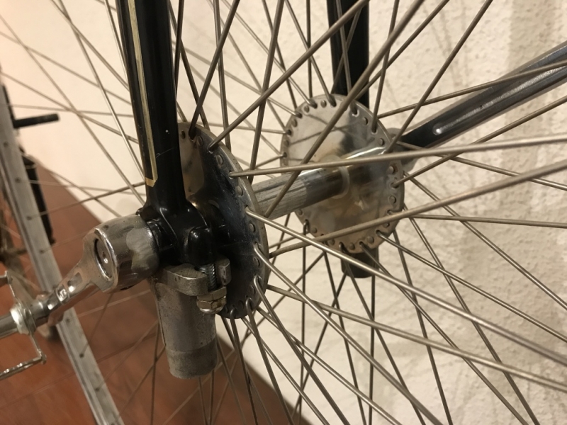 Penny_farthing_velocipedo_bicicleta_antigua_rueda_grande_seguridad_circo_coleccion_cuero_restaurada_clasica_alquiler_Bicicletas_Clasicas_Leo_004