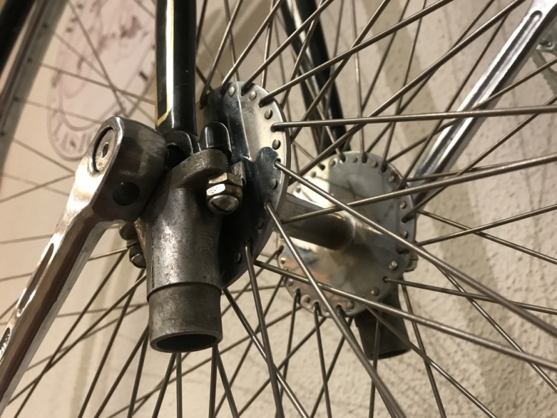 Penny_farthing_velocipedo_bicicleta_antigua_rueda_grande_seguridad_circo_coleccion_cuero_restaurada_clasica_alquiler_Bicicletas_Clasicas_Leo_005