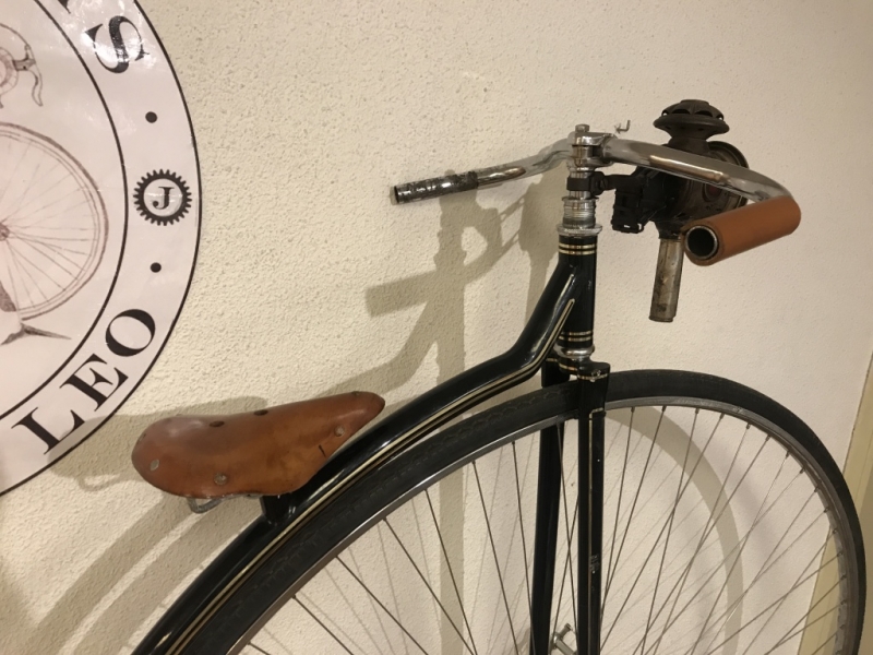 Penny_farthing_velocipedo_bicicleta_antigua_rueda_grande_seguridad_circo_coleccion_cuero_restaurada_clasica_alquiler_Bicicletas_Clasicas_Leo_008