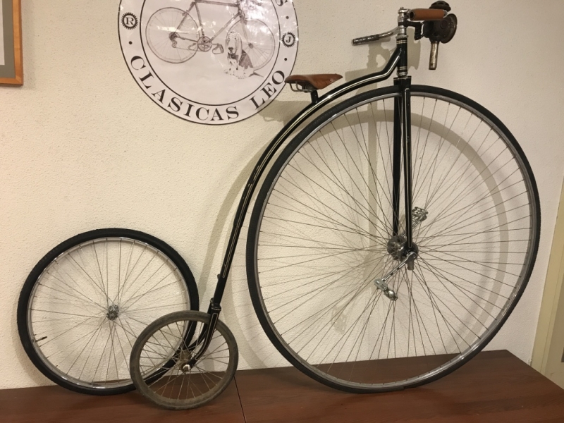 Penny_farthing_velocipedo_bicicleta_antigua_rueda_grande_seguridad_circo_coleccion_cuero_restaurada_clasica_alquiler_Bicicletas_Clasicas_Leo_009