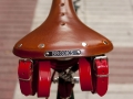 Detalle cintas sillin brooks cuero color miel