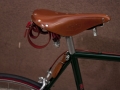 Detalle cintas sillin brooks cuero color miel