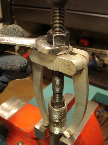 Restauracion_bicicleta_antigua_extraccion_tija_potencia_gripada_bloqueada_atascada_en_cuadro_horquilla_extractor_antiguo_herramienta_especial_014
