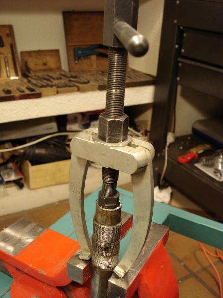 Restauracion_bicicleta_antigua_extraccion_tija_potencia_gripada_bloqueada_atascada_en_cuadro_horquilla_extractor_antiguo_herramienta_especial_020
