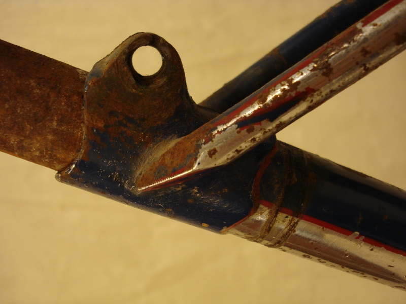 Bicicleta_antigua_Ducson_varillas_clasica_paseo_cuero_ciudad_años_50_restauración_075