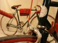 Detalle de puente de freno delantero Bicicleta carretera antigua cuero clasica restaurada Leopolda