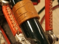 Detalle palancas de cambio en cuero Bicicleta carretera antigua cuero clasica restaurada Leopolda