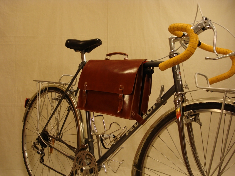 Maletin_cuero_bicicleta_carreras_carretera_urbana_clasica_a_medida_ordenador_001