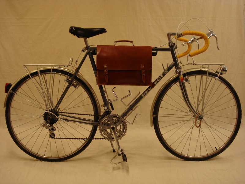 Maletin_cuero_bicicleta_carreras_carretera_urbana_clasica_a_medida_ordenador_002