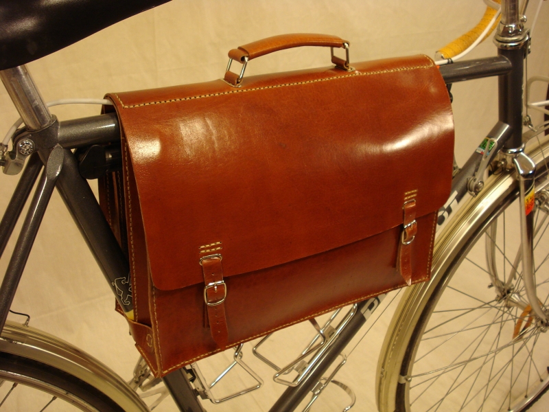 Maletin_cuero_bicicleta_carreras_carretera_urbana_clasica_a_medida_ordenador_003