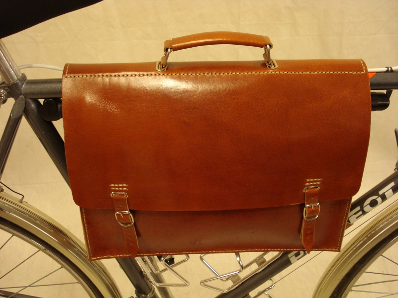Maletin_cuero_bicicleta_carreras_carretera_urbana_clasica_a_medida_ordenador_004