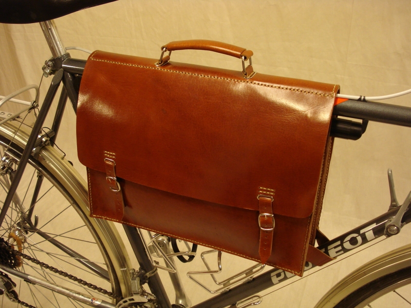Maletin_cuero_bicicleta_carreras_carretera_urbana_clasica_a_medida_ordenador_005