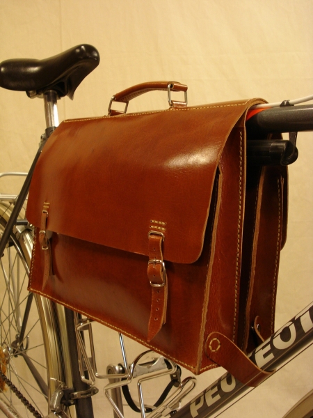 Maletin_cuero_bicicleta_carreras_carretera_urbana_clasica_a_medida_ordenador_006