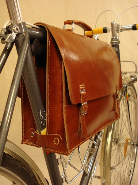 Maletin_cuero_bicicleta_carreras_carretera_urbana_clasica_a_medida_ordenador_009
