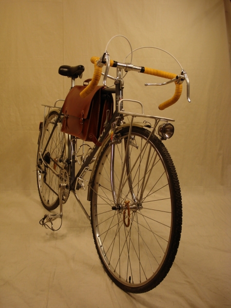 Maletin_cuero_bicicleta_carreras_carretera_urbana_clasica_a_medida_ordenador_010