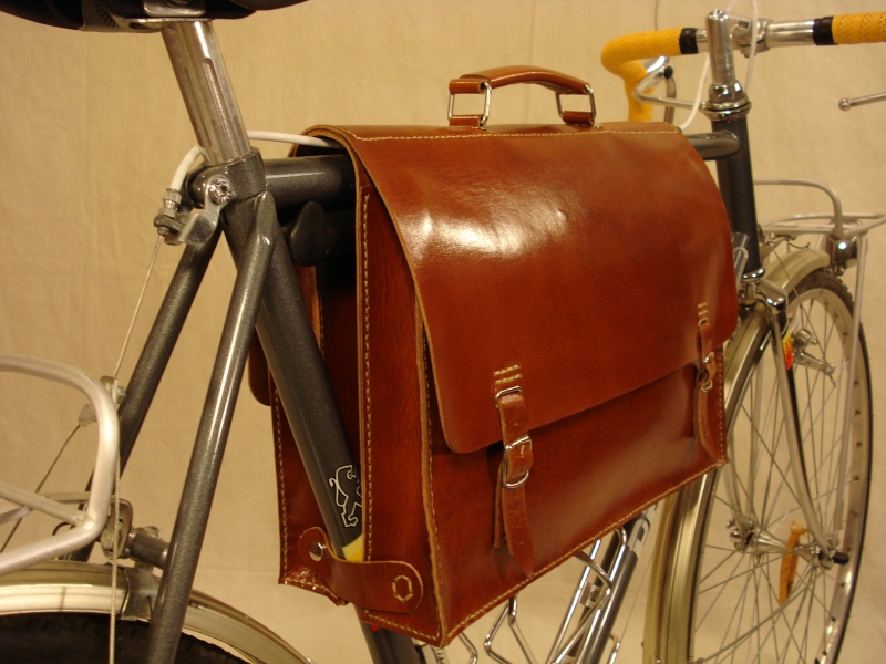 Maletin_cuero_bicicleta_carreras_carretera_urbana_clasica_a_medida_ordenador_021