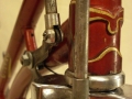Sistema de cilindros y varillas sujetos al cuadro | Bicicleta Orbea antigua de varillas años 40 restaurada