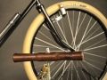 Path Racer nº 001 Bicicleta Clásicas Leo detalle bomba inflado de pie