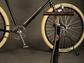 Path Racer nº 001 Bicicleta Clásicas Leo detalle bomba inflado de pie