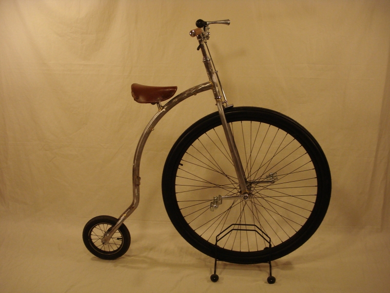 BCL_Penny_Farthing_replica_velocipedo_envejecido_000