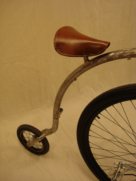 BCL_Penny_Farthing_replica_velocipedo_envejecido_010