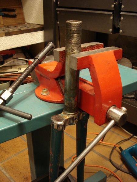 Restauracion_bicicleta_antigua_rehacer_rosca_horquilla_juego_direccion_herramienta_especial_001
