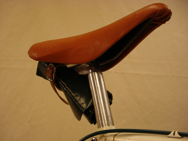 Rollo_cuero_portaherramientas_sillin_bicicleta_clasica_carreras_antigua_16