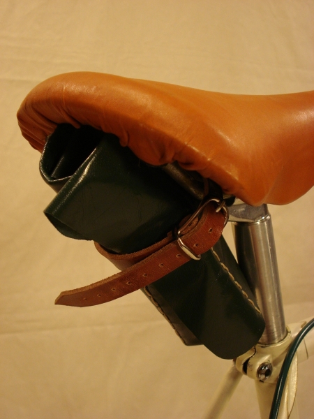 Rollo_cuero_portaherramientas_sillin_bicicleta_clasica_carreras_antigua_21