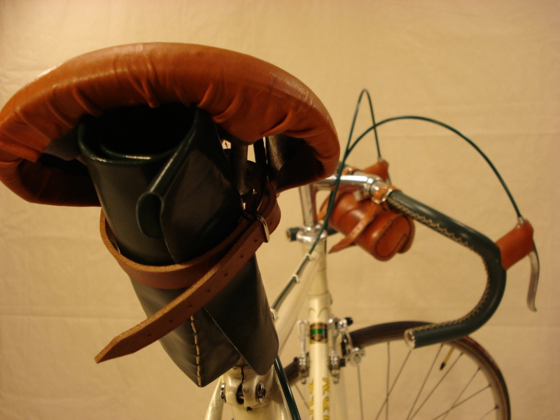 Rollo_cuero_portaherramientas_sillin_bicicleta_clasica_carreras_antigua_24